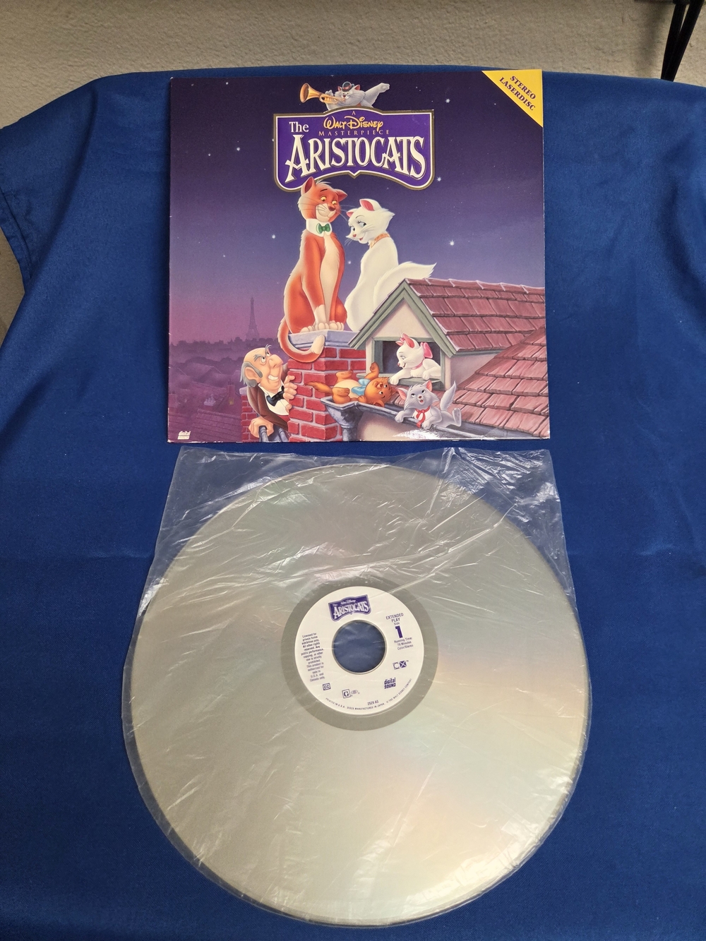 Disney Aristocats Illustrated Cat Vinyl with Purple Sleeve